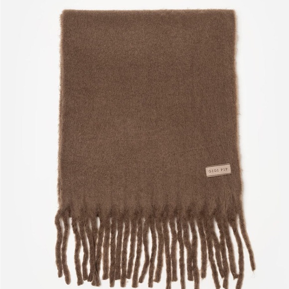 Gigi pip brown oversized fluffy blanket scarf - Picture 4 of 4